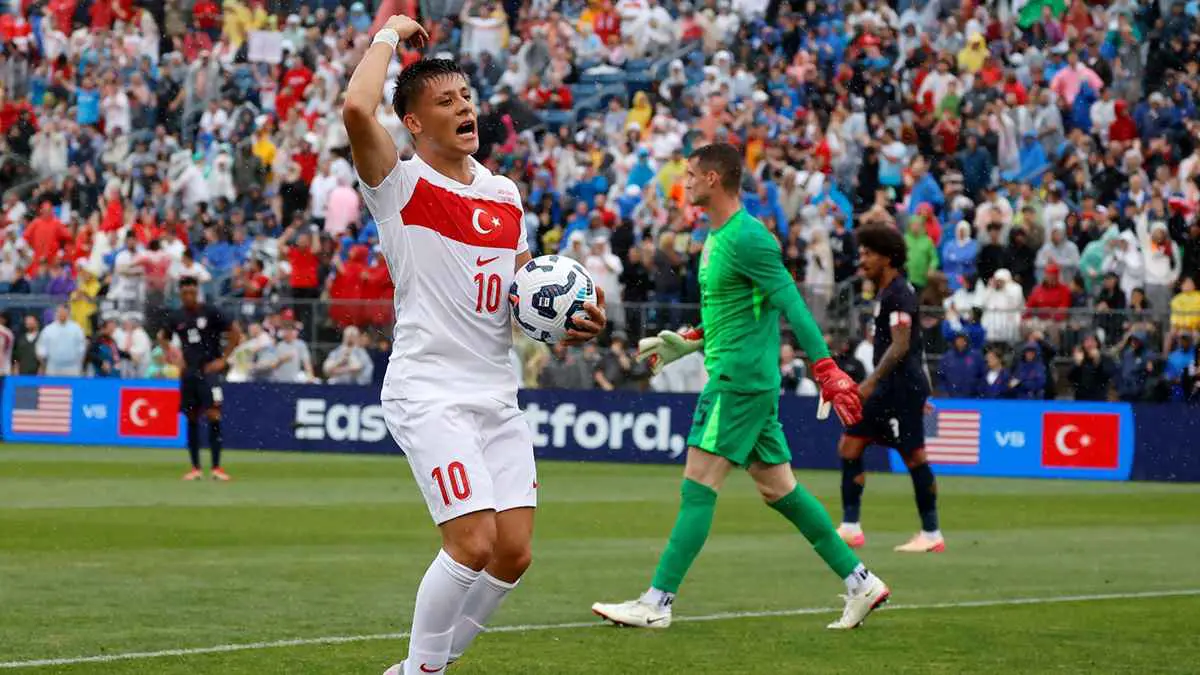 شرطي أمريكي يفاجئ أردا غولر (فيديو)
