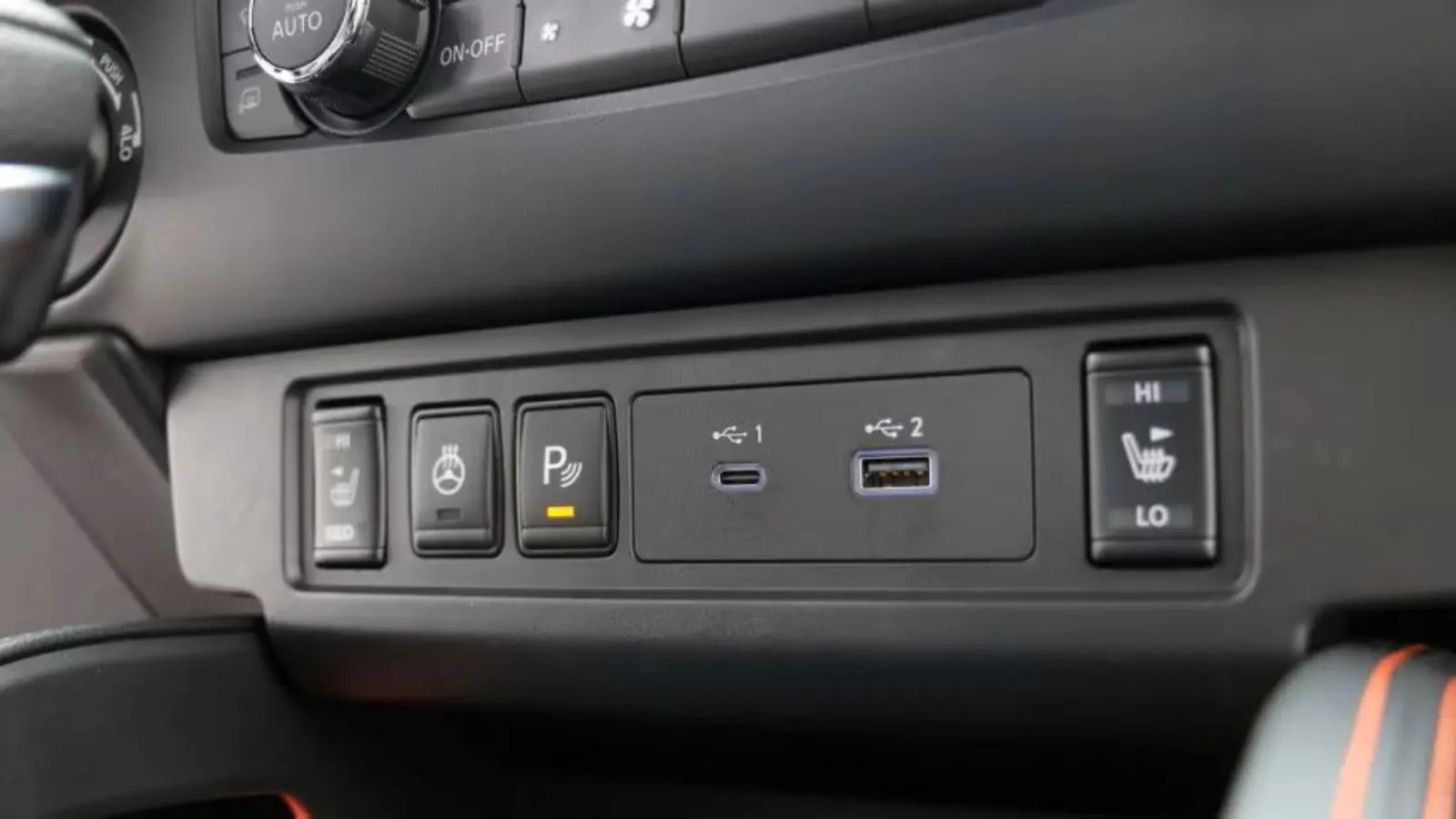 منافذ USB داخل المركبة
