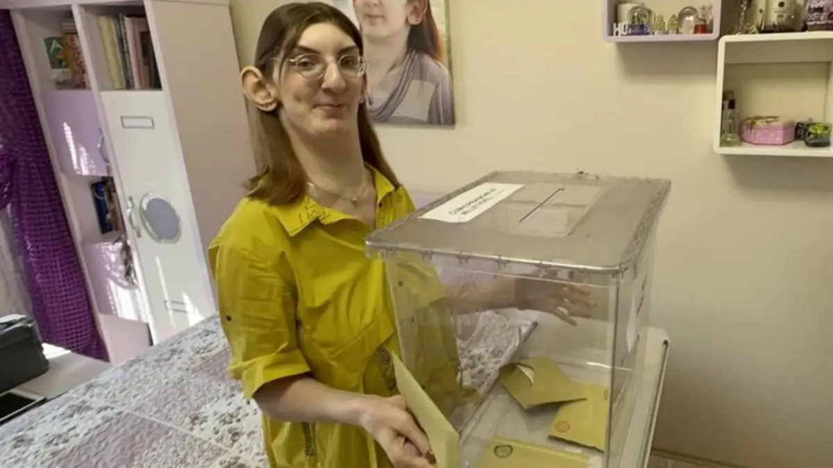 الصندوق وصل لمنزلها.. أطول امرأة بالعالم تشارك في الانتخابات التركية