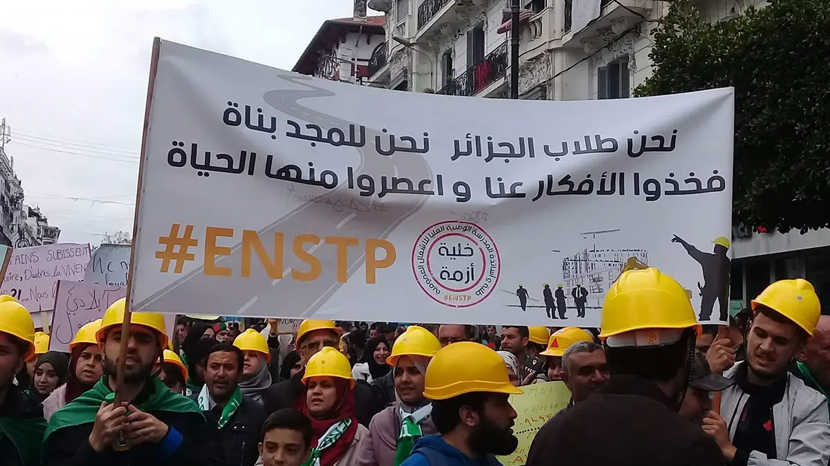 في عيد "النصر".. تظاهرات رافضة لرسالة بوتفليقة في شوارع الجزائر (فيديو وصور)