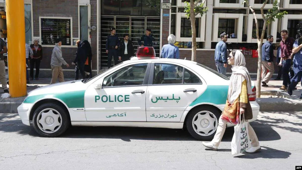 بحجة ظهورهم شبه عراة.. إيران تعاقب 17 رجلًا وامرأة بالجلد والغرامة (صور)