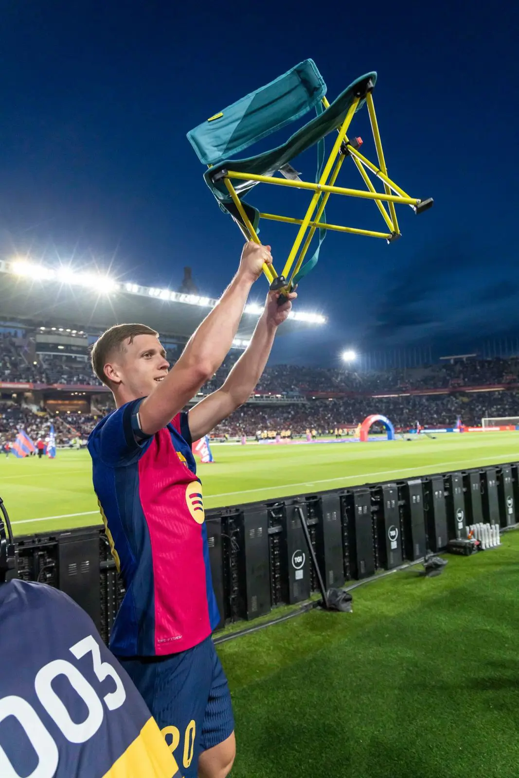 داني أولمو يحمل كرسي في احتفالات برشلونة