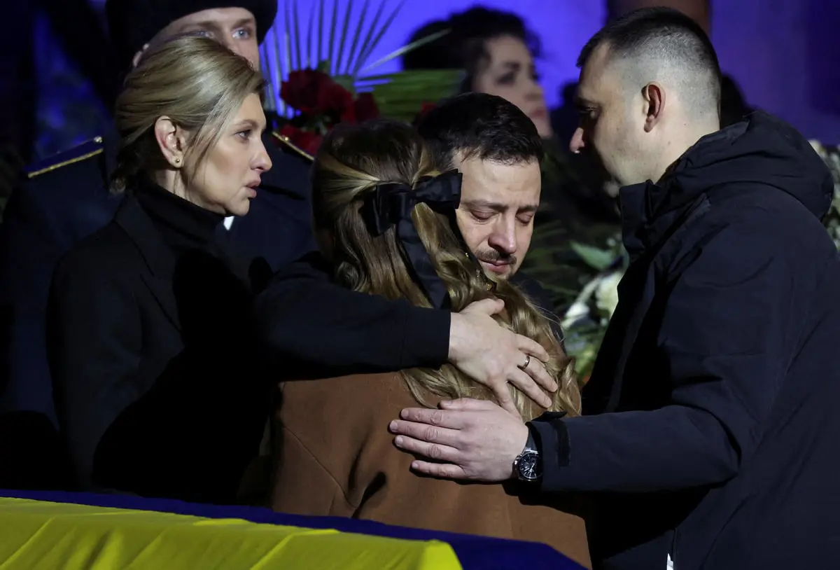  زيلينسكي يجهش بالبكاء أثناء تأبين وزير الداخلية
