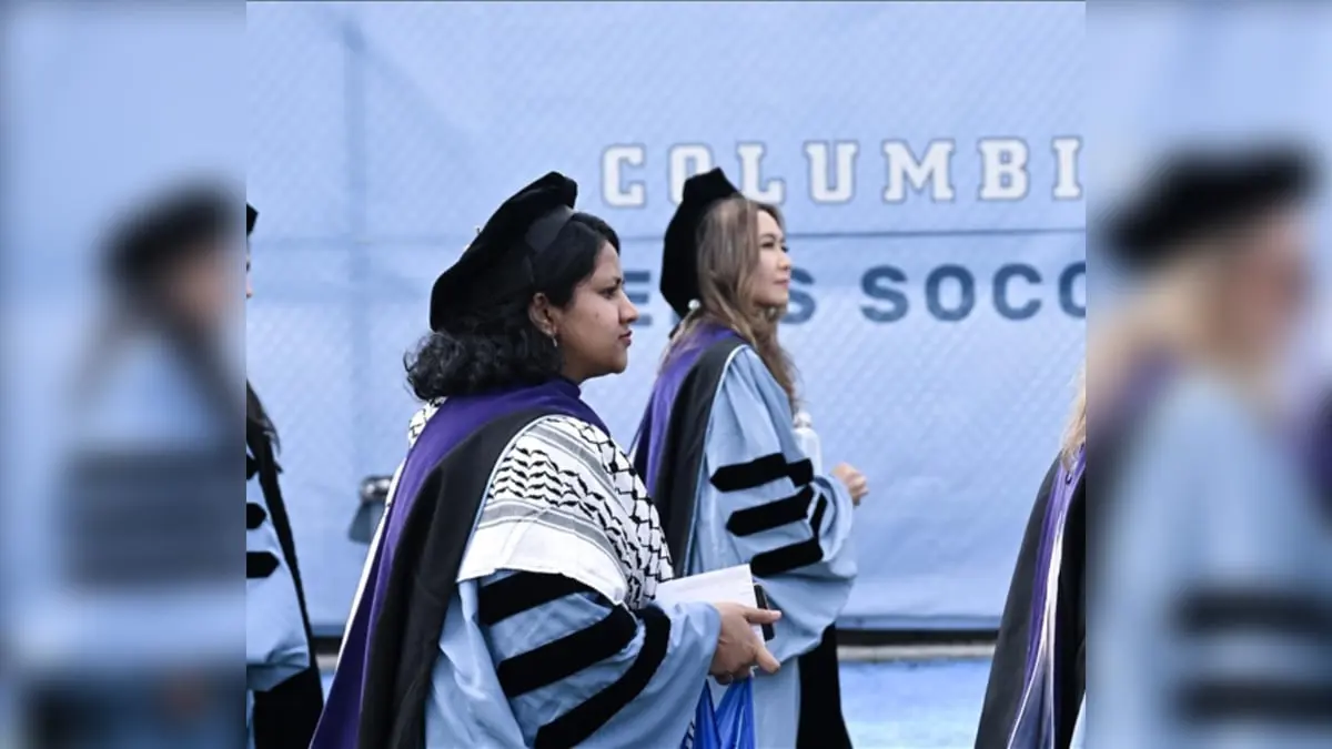طالبة تمزق شهادة تخرجها من جامعة كولومبيا بسبب دعم إسرائيل (فيديو)