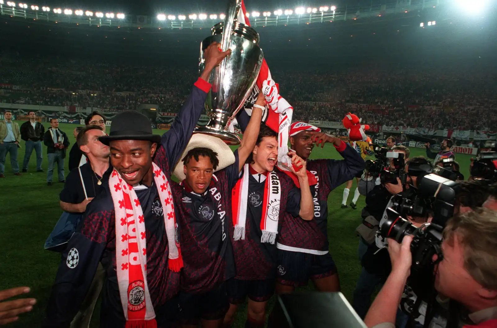 ديفيدز خلال تتويج أياكس بدوري أبطال أوروبا 1995