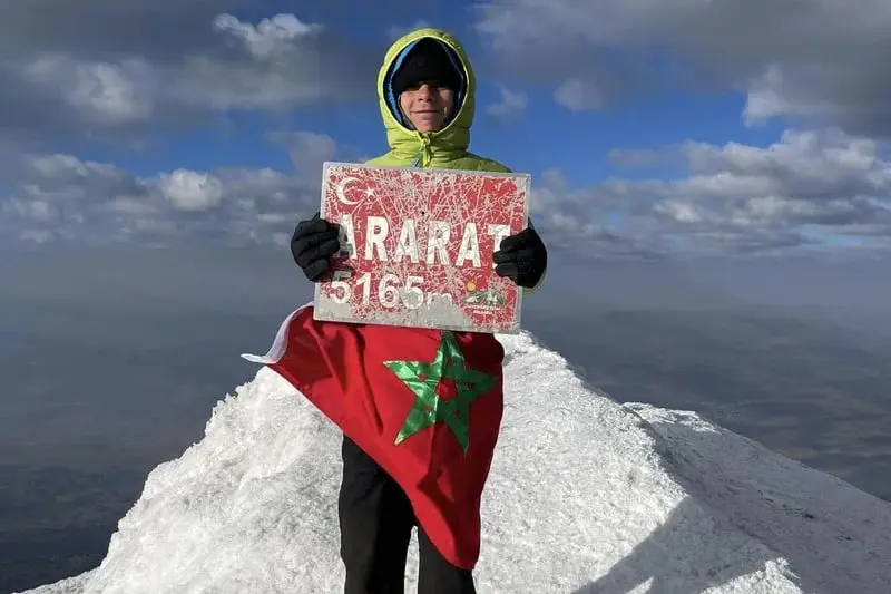 يوسف التازي أول فتى عربي يتسلق قمة كليمنجارو (صور) 