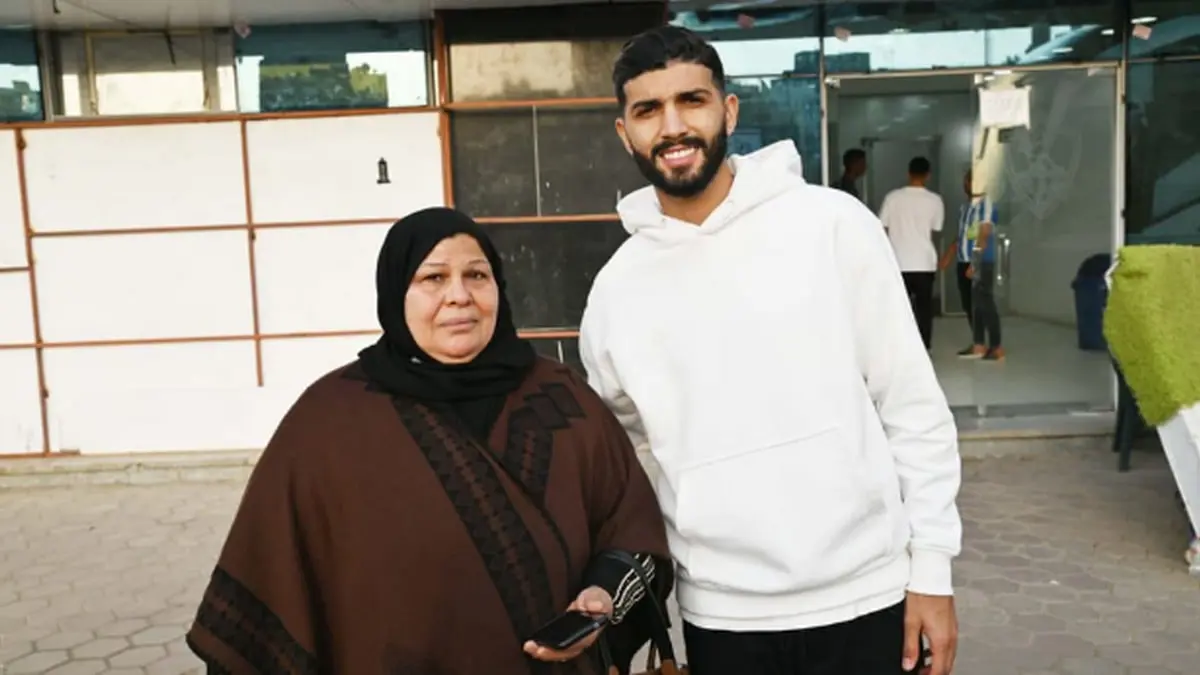 مشجعة لنادي الزمالك تبيع قرطها الذهبي لتجديد عقد فرجاني ساسي.. واللاعب يقدم لها وعدا