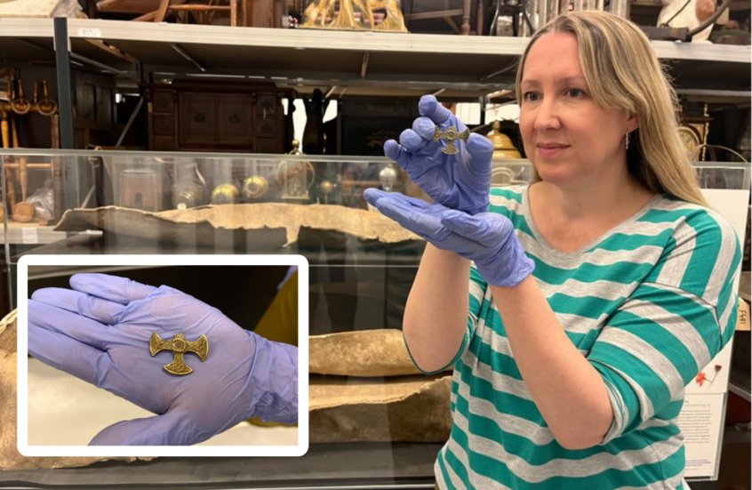 صليب صدري مذهّب