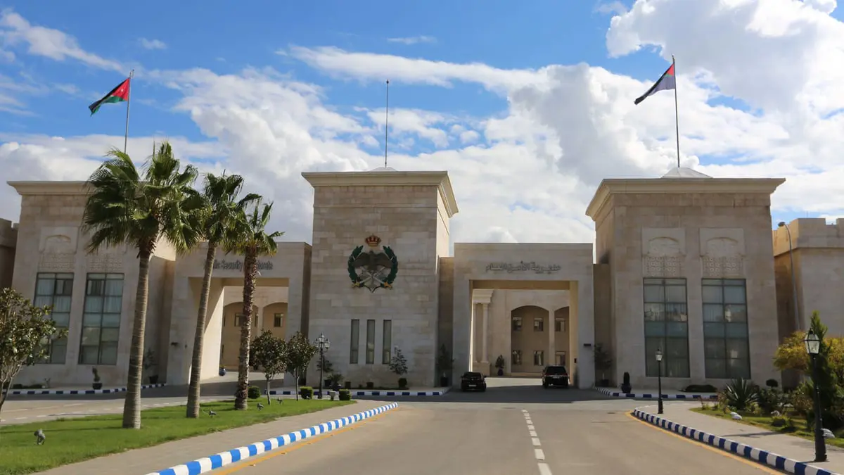 الأردن.. القبض على سارق مركبة بعد إيذاء سائقتها بشكل "بشع" (فيديو)