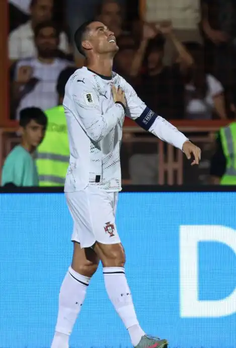 احتفال رونالدو بعد هدفه في مباراة أرمينيا