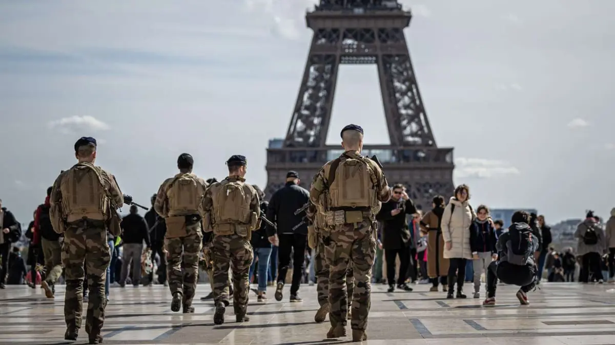 لوموند: هجوم موسكو يدفع باريس لـ"رفع حالة التأهب"
