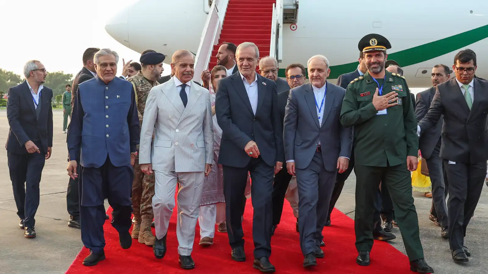 الرئيس الإيراني لحظة وصوله باكستان