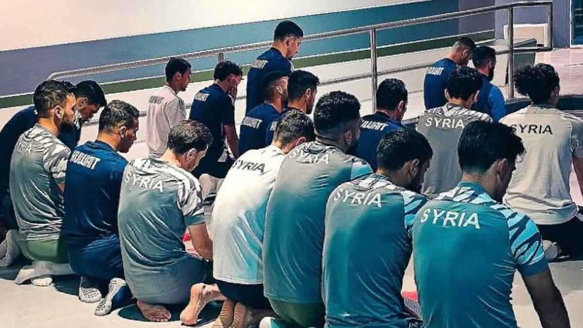 صلاة المغرب تجمع لاعبي الكويت وسوريا 