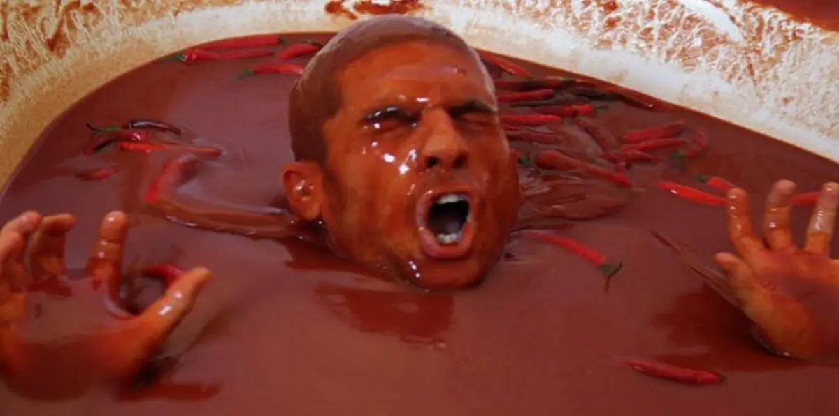 هذا الرجل قرر الاستحمام بالصلصة والفلفل الحار .. شاهد كيف سيندم لبقية حياته؟