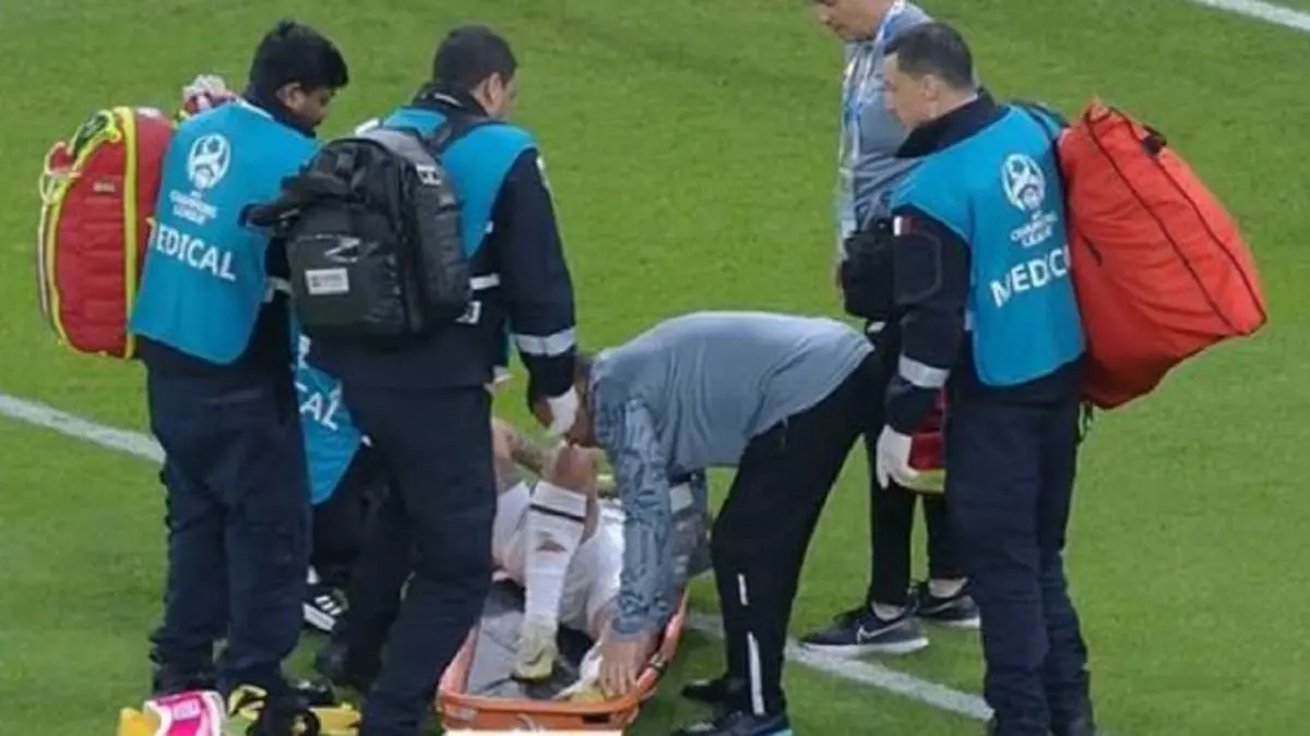نقل كارلوس جونيور للمستشفى بعد إصابته في مباراة الشباب والدحيل (فيديو)