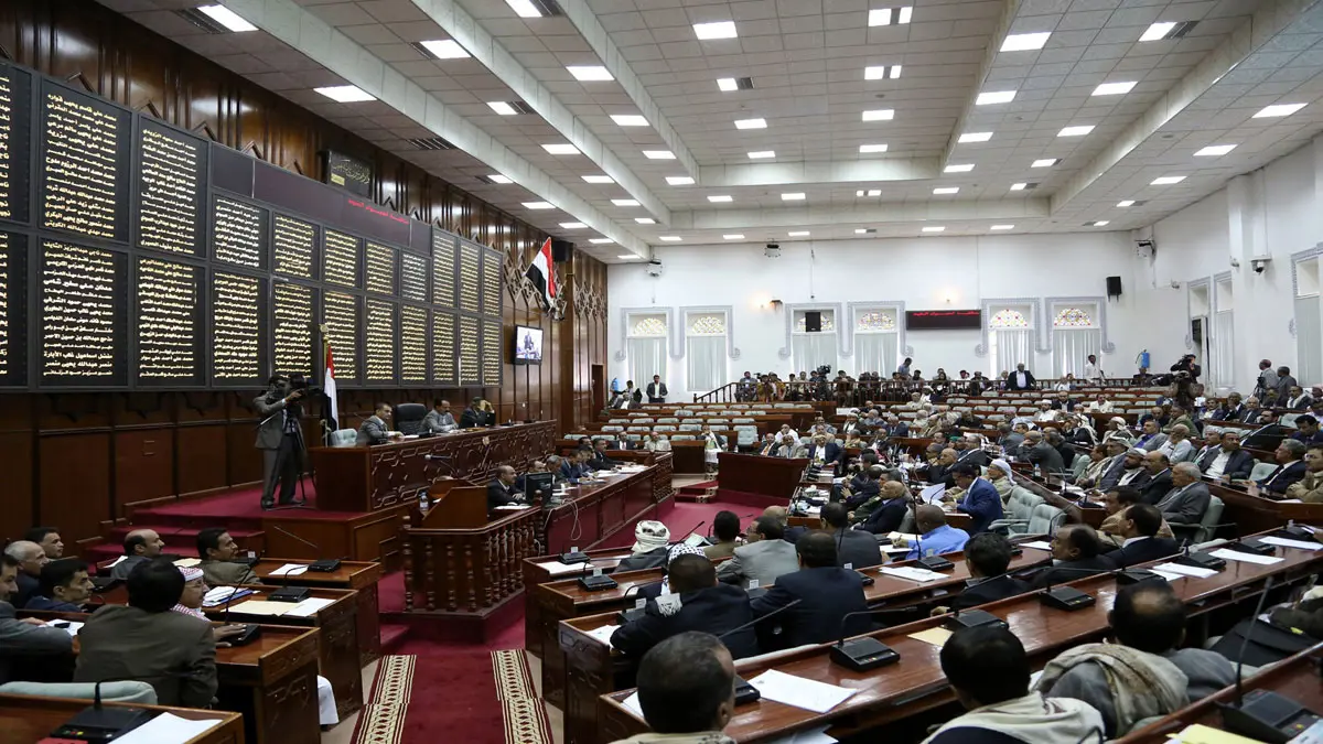 بحضور هادي.. البرلمان اليمني يعقد جلسة غير اعتيادية في حضرموت