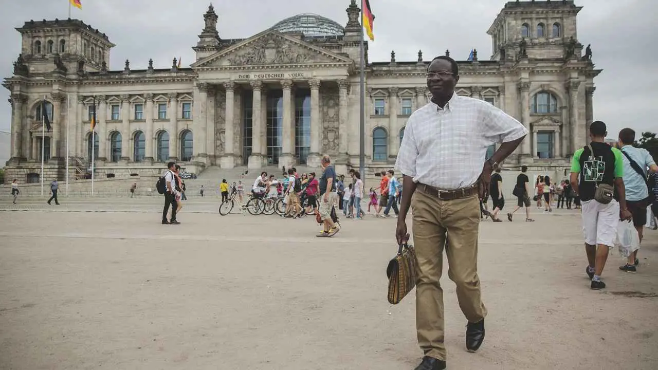 بسبب العنصرية.. أول نائب من أصل أفريقي يغادر البرلمان الألماني
