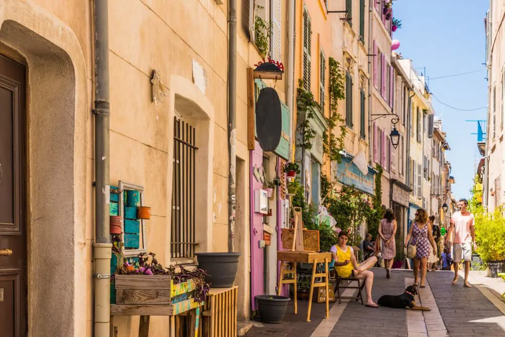 شوارع "Le Panier" الساحرة المتعرجة