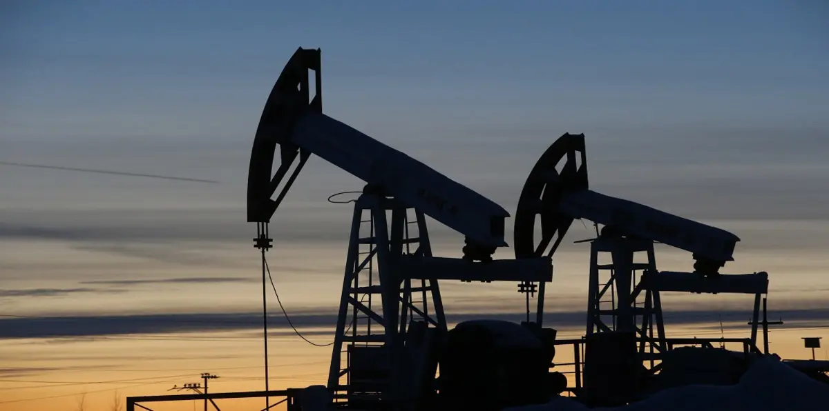 النفط يستقر على خلفية قفزة في مخزونات الخام الأمريكية
