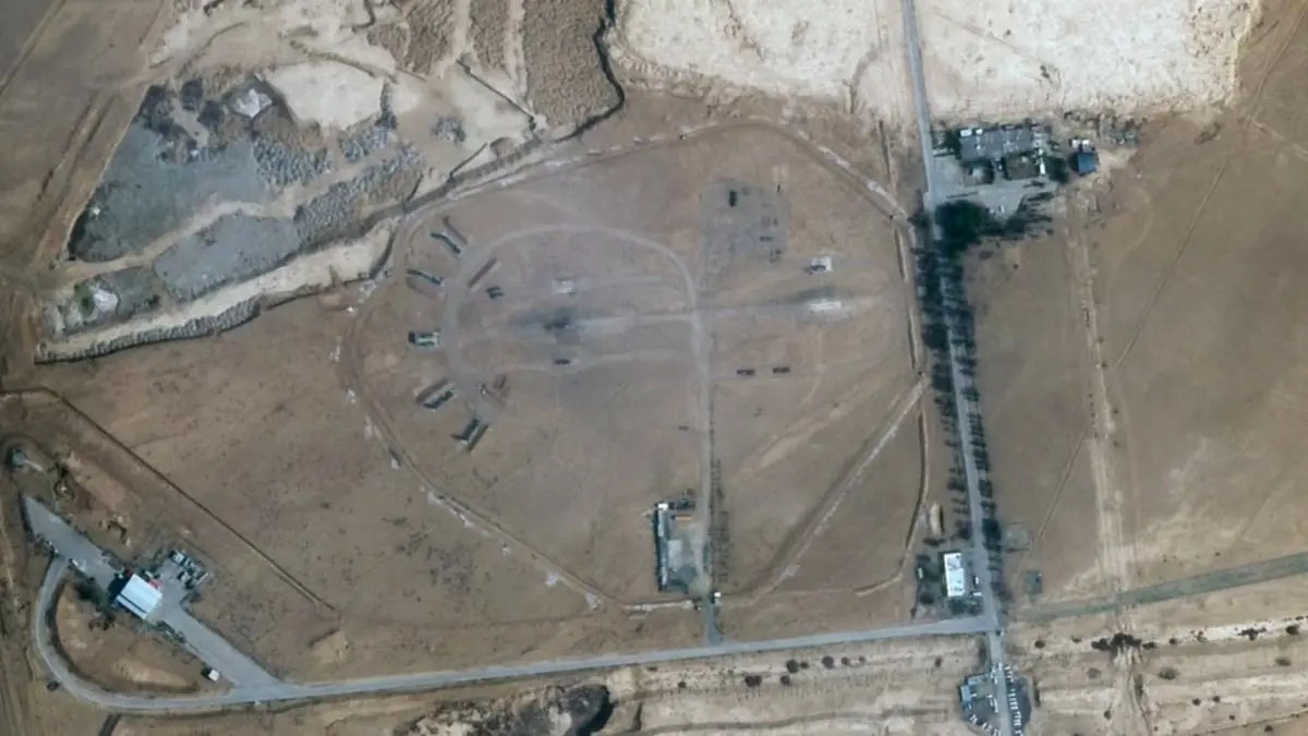 صور جوية تظهر نقل إيران معدات من قاعدة جوية تعرضت لهجوم إسرائيلي