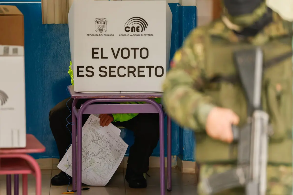 ناخبو الإكوادور يختارون رئيسا جديدا في اقتراع يخيم عليه العنف