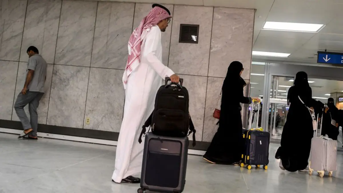 السعودية تقرر رفع "كامل القيود" أمام سفر مواطنيها.. وخطة لإعادة "العمرة" تدريجيًا