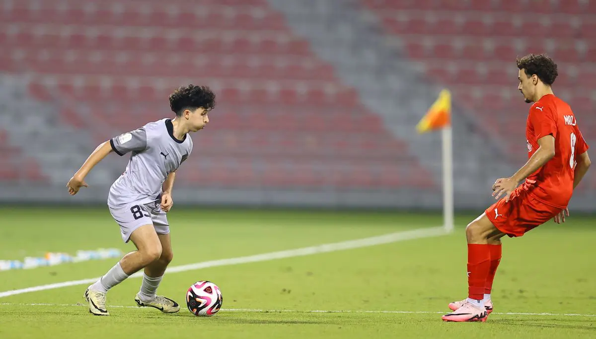 آدم بلماضي (يسار) أصغر لاعب في مباراة الدحيل والشحانية