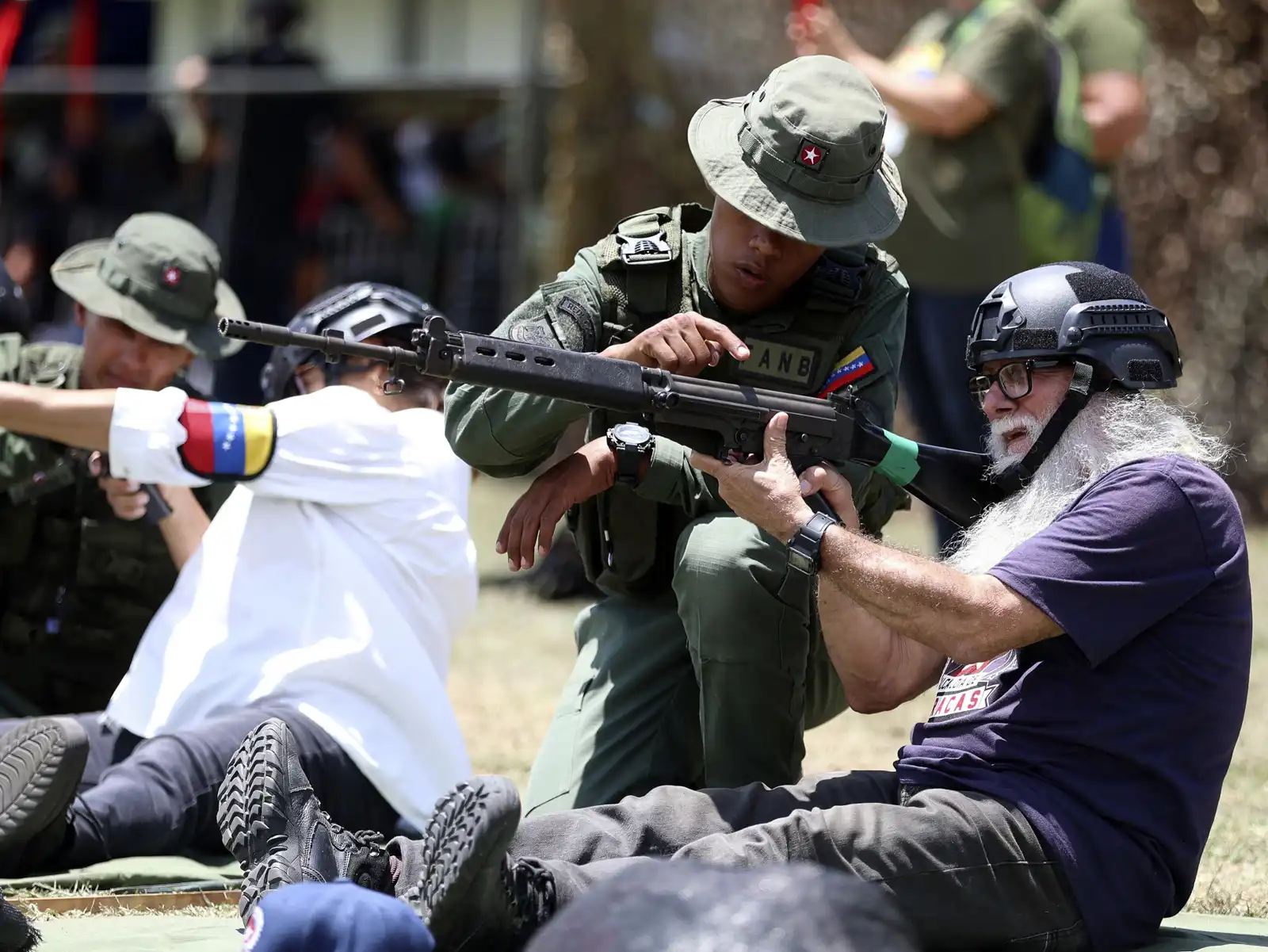 خلال تدريب المتطوعين الفنزويليين على السلاح