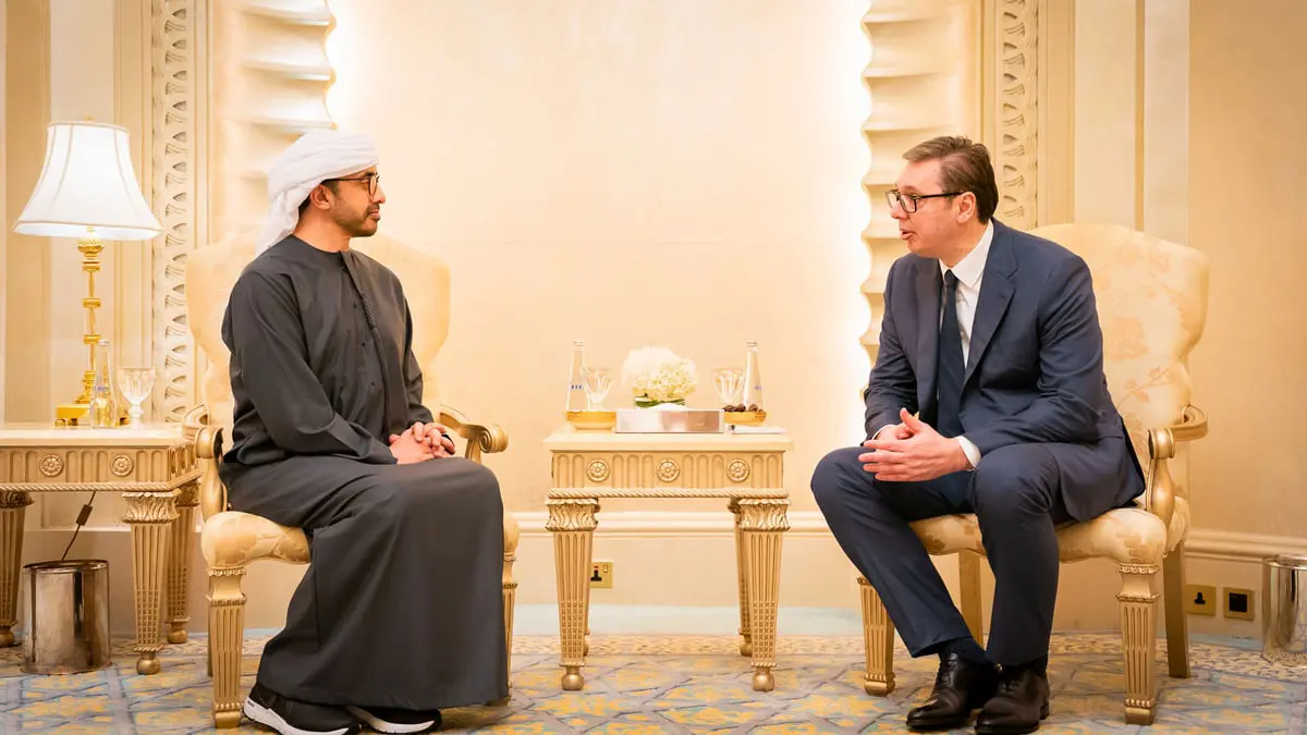 وزير الخارجية الإماراتي والرئيس الصربي يبحثان التطورات الدولية في أبوظبي