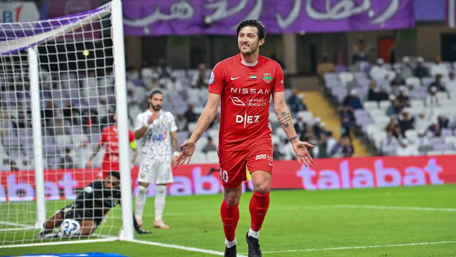 شباب الأهلي يهزم العين ويخطف صدارة الدوري الإماراتي (فيديو)