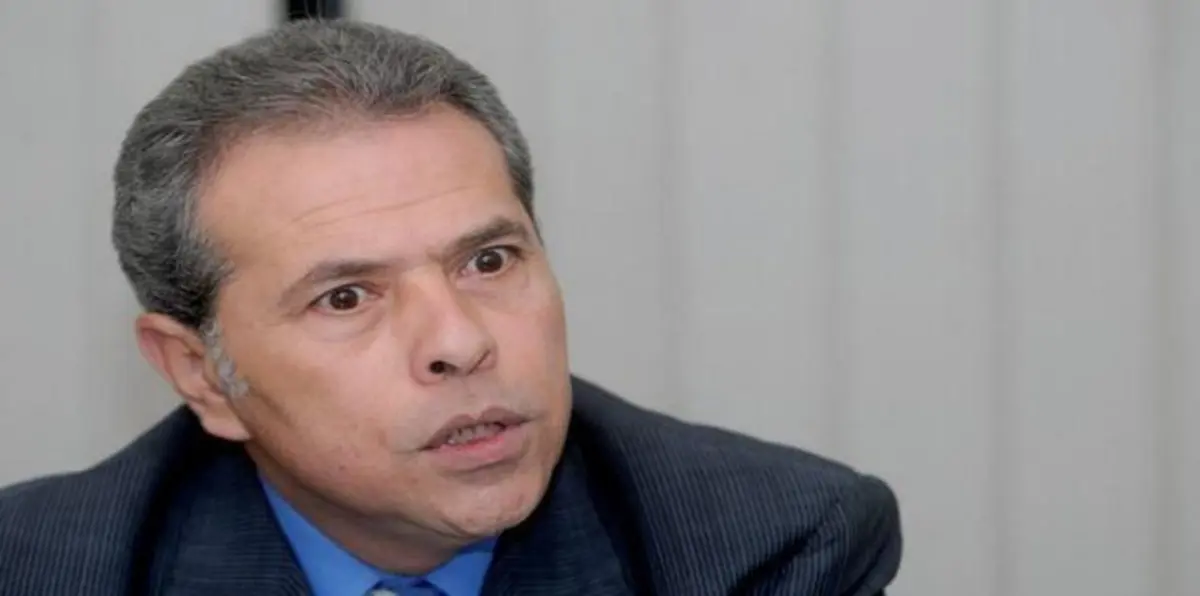 توفيق عكاشة ينفعل على أحد مساعديه على الهواء 