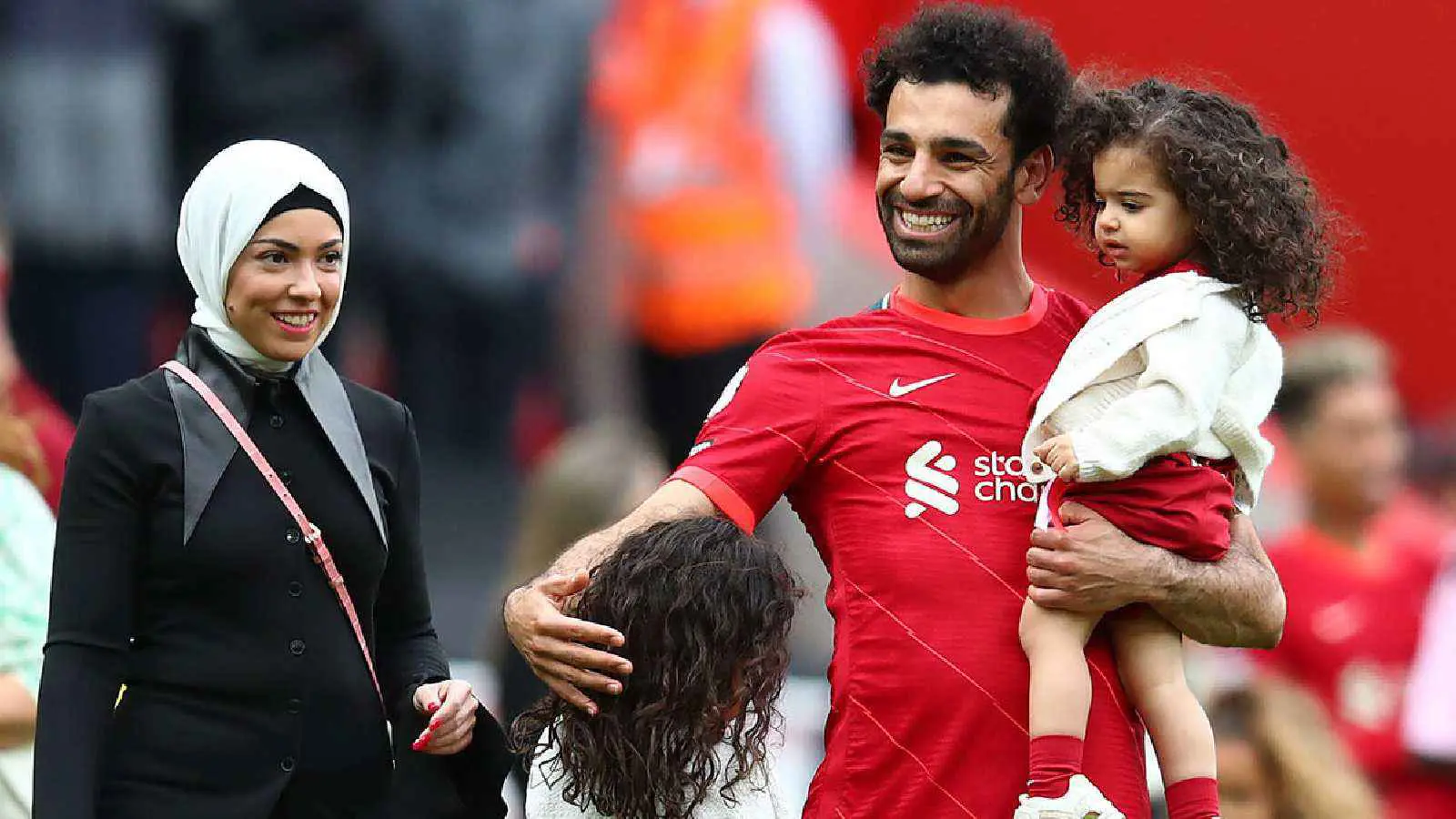 زوجة محمد صلاح وابنته تحسمان مصيره مع ليفربول