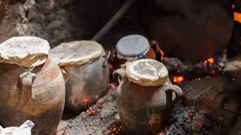 "الطنجية".. أشهر طبق في مراكش يعده الرجال (صور) 