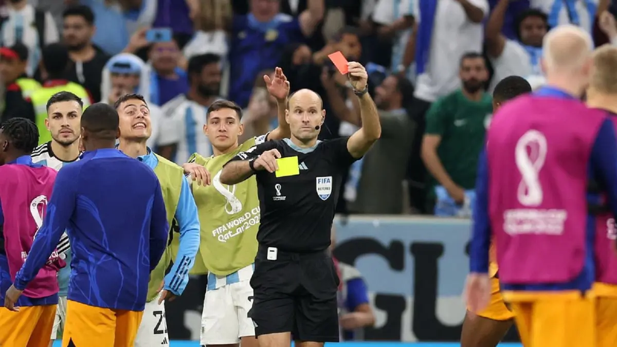 ماتيو لاهوز يسجل رقمًا قياسيًا بعدد البطاقات الملونة في كأس العالم بعد مباراة الأرجنتين وهولندا
