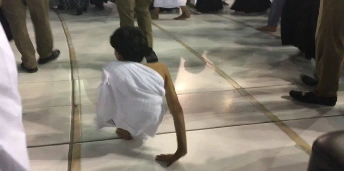 بالصور والفيديو.. شاب قطري يطوف حول الكعبة على يديه