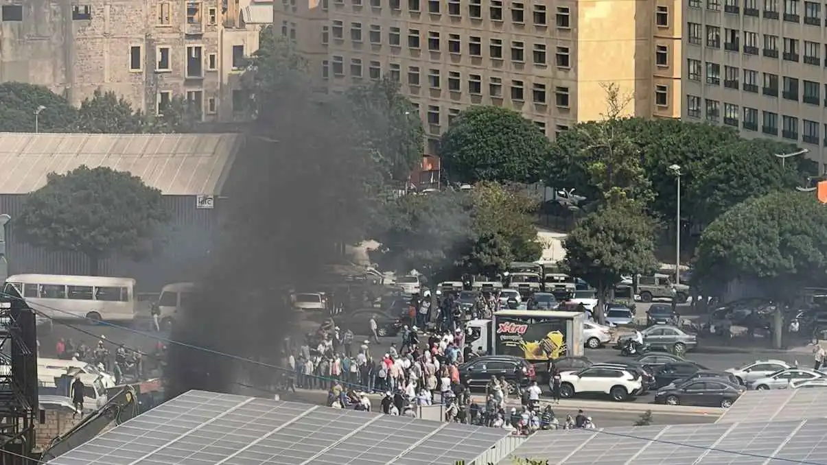 لبنان.. متقاعدو الجيش يغلقون طرقا احتجاجا على الرواتب (فيديو)