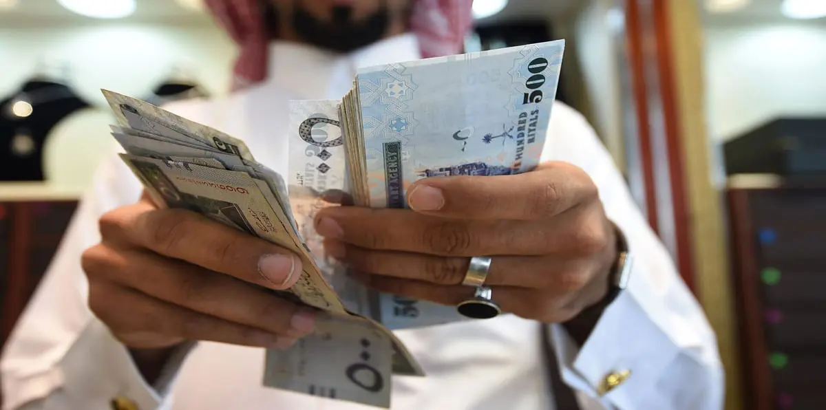 أسعار "الدخان" والمشروبات الغازية الجديدة.. هل تدفع السعوديين إلى تغيير عاداتهم الشرائية؟