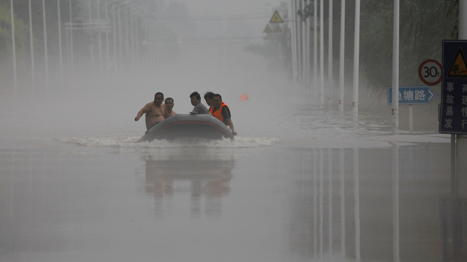 الصين.. عشرات المفقودين والقتلى إثر انهيار جسر جراء الفيضانات