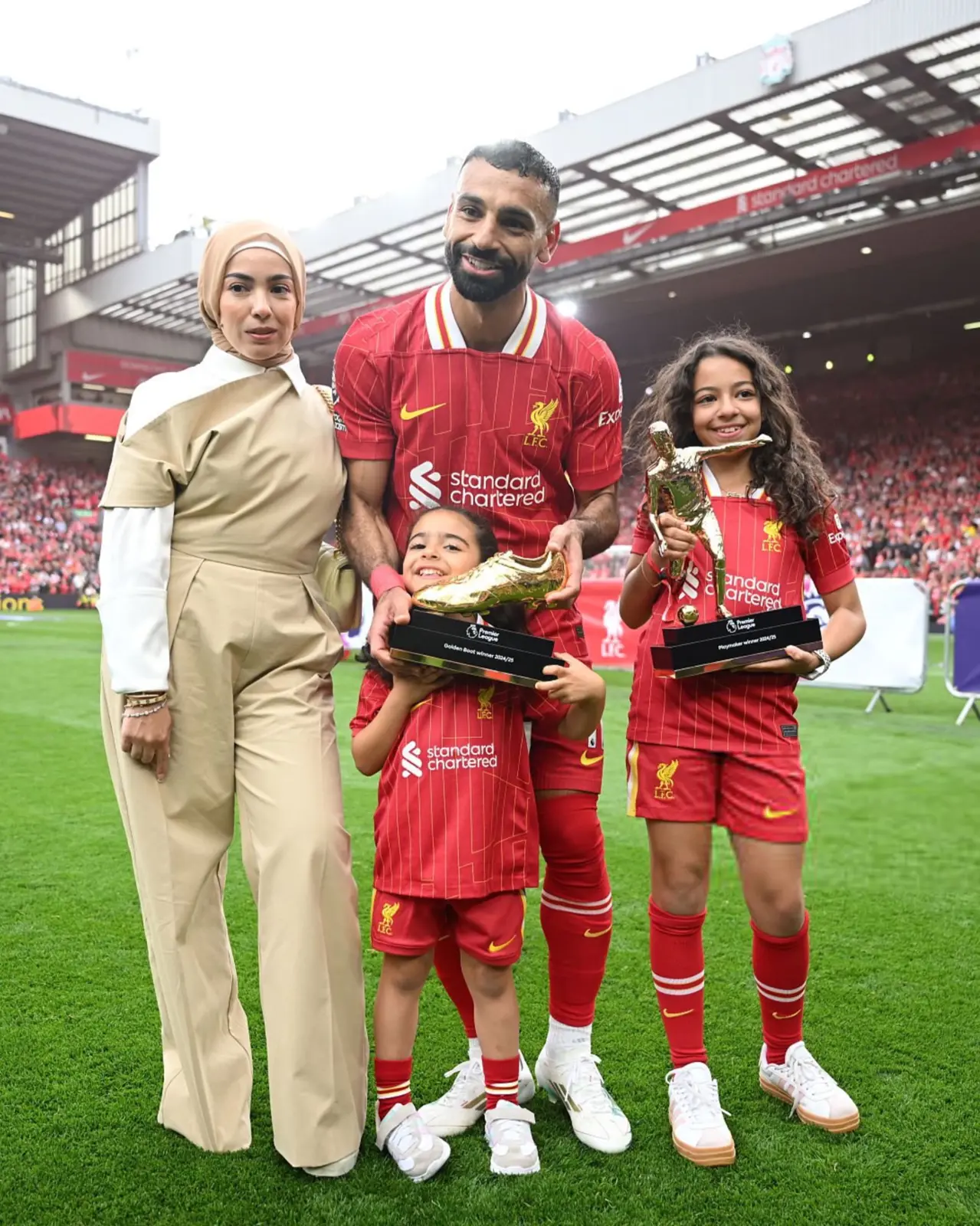 محمد صلاح مع عائلته