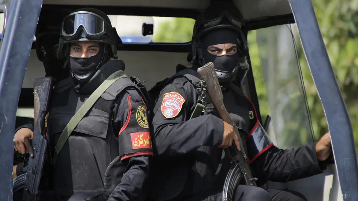 حبس 7 ضباط مصريين "عذبوا" محتجزًا حتى الموت
