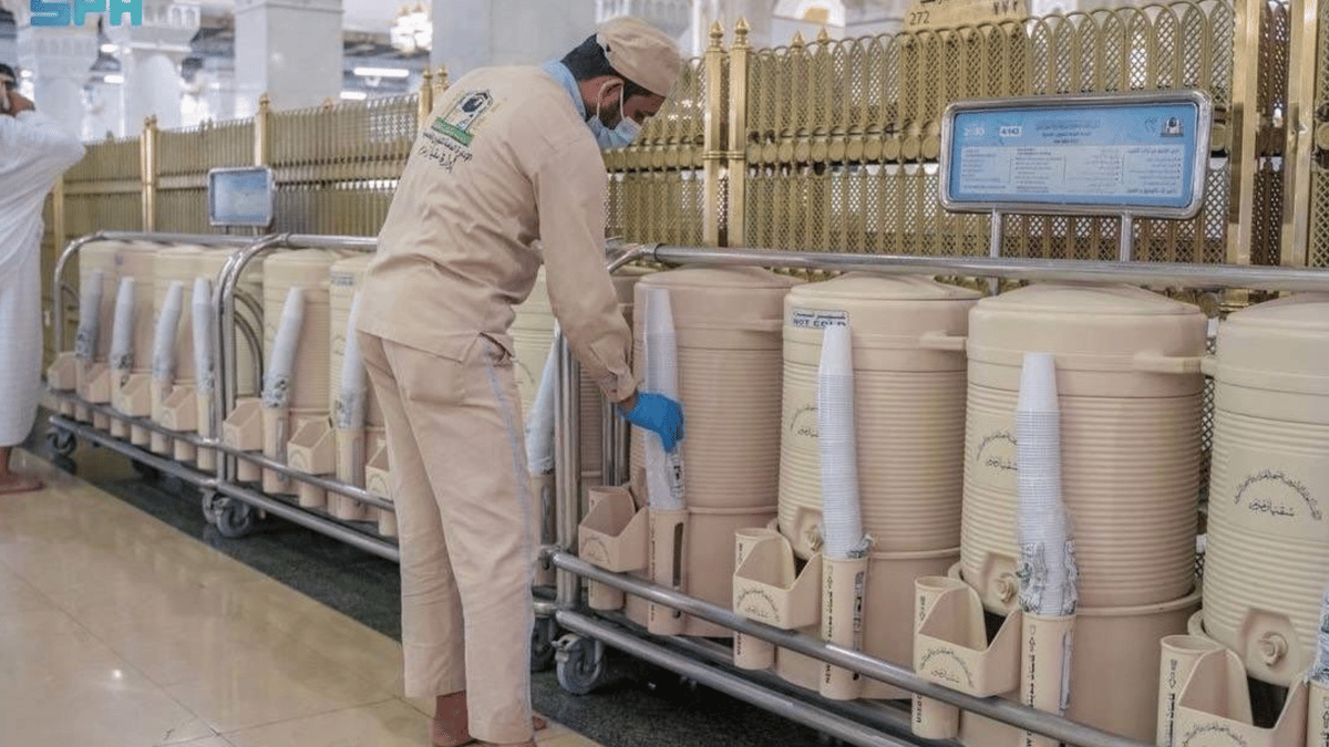 تفاصيل مؤثرة يرويها عامل توزيع مياه زمزم في السعودية (فيديو)
