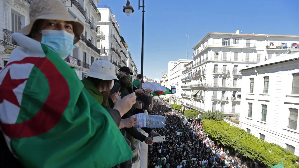 الحراك الجزائري يلجأ لمواقع التواصل بعد حظر مسيراته