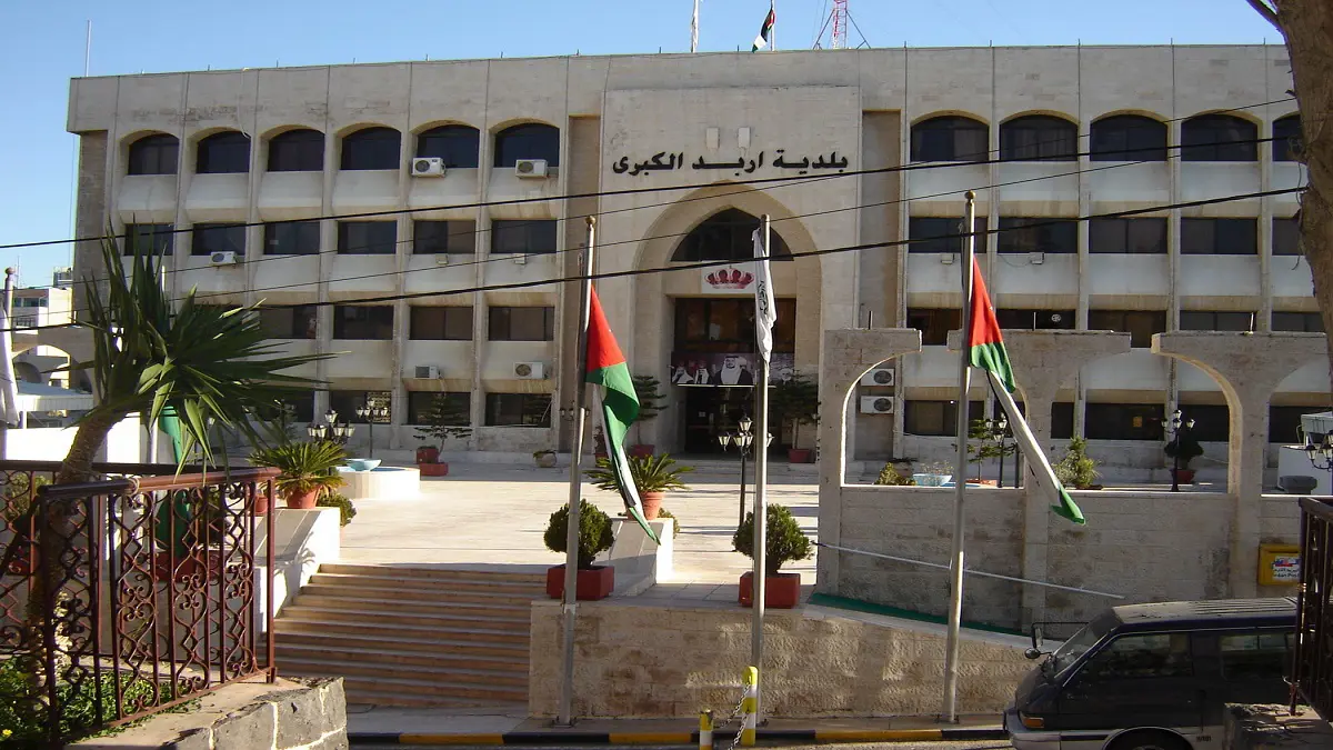 الأردن.. منع أب برفقة طفليه من الانتحار أمام بلدية إربد