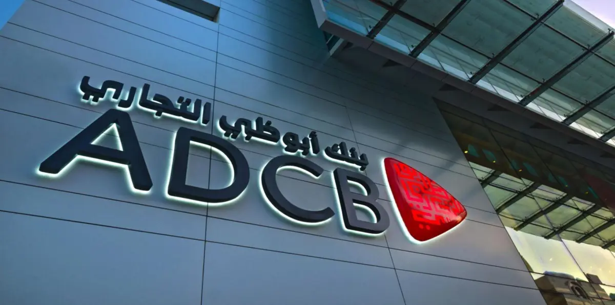 بنك أبوظبي التجاري يجري محادثات اندماج مبكرة مع بنكيْن في الإمارات