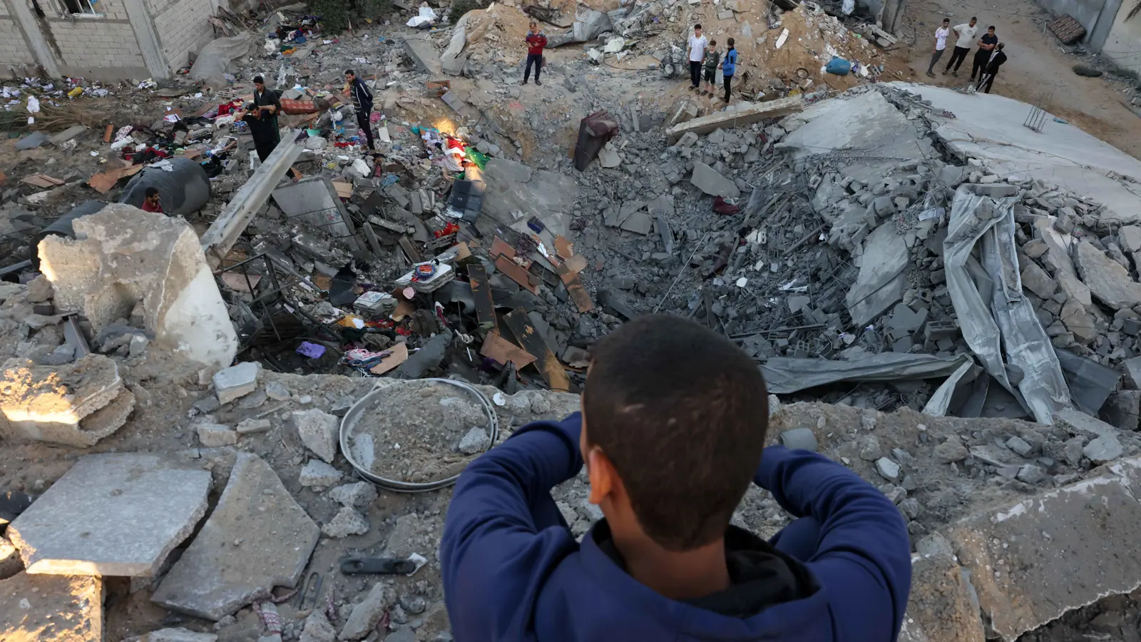 آثار الدمار نتيجة القصف الإسرائيلي على مناطق في غزة