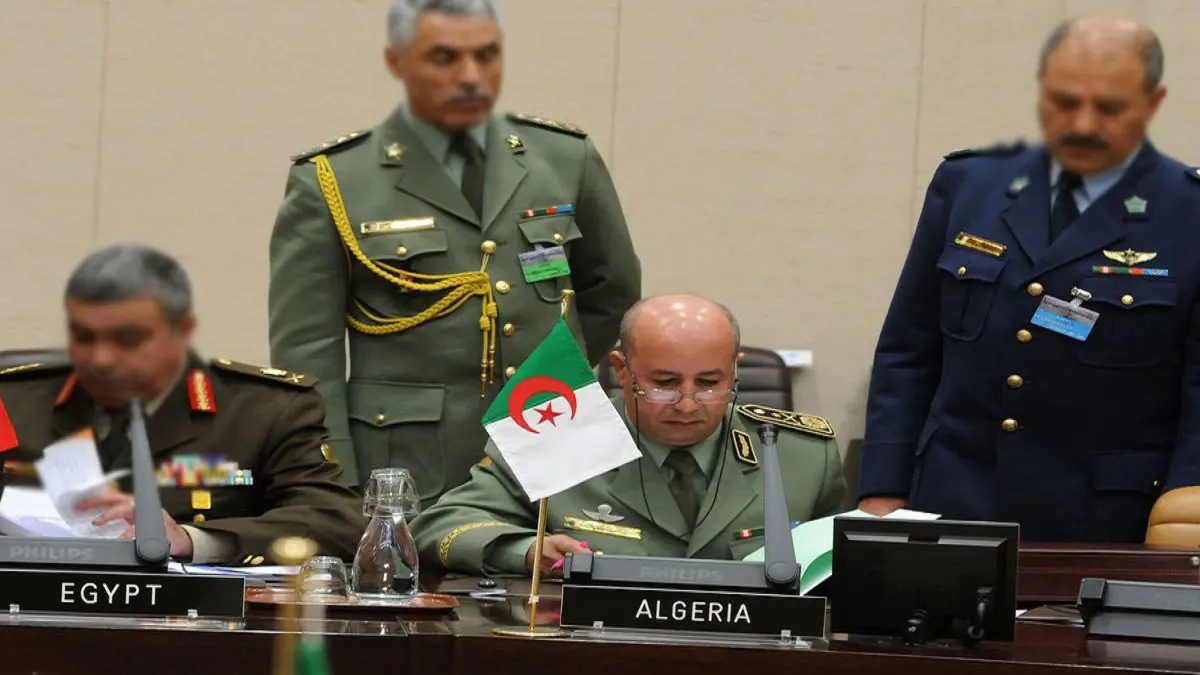 إقالة جنرال بارز في قيادة القوات المسلحة بالجزائر