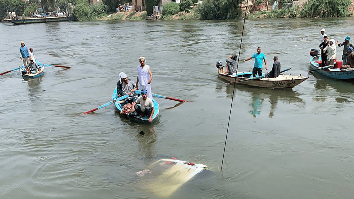 "أختي غرقت أمامي".. شهادة مؤلمة لناجية من حادثة الحافلة في مصر