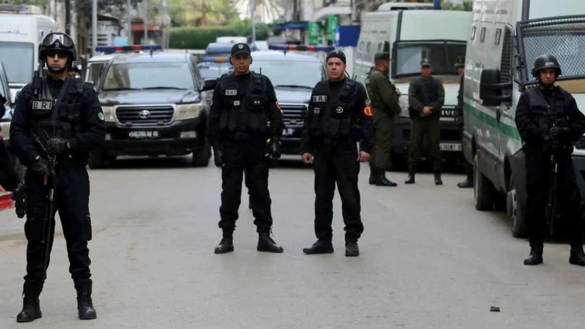 أُضرم النار بمعلم.. مظاهرات طلابية في الجزائر تتحول إلى العنف