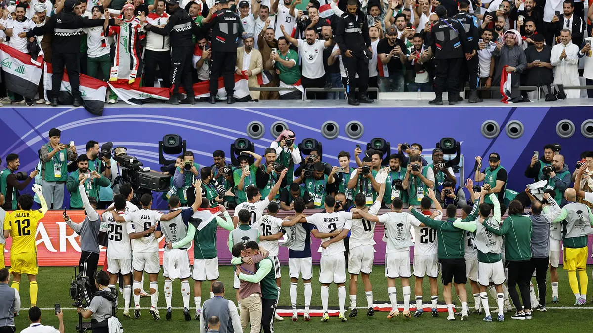 يونس محمود يحتفل مع أعضاء اتحاد القدم بفوز العراق على اليابان (شاهد)
