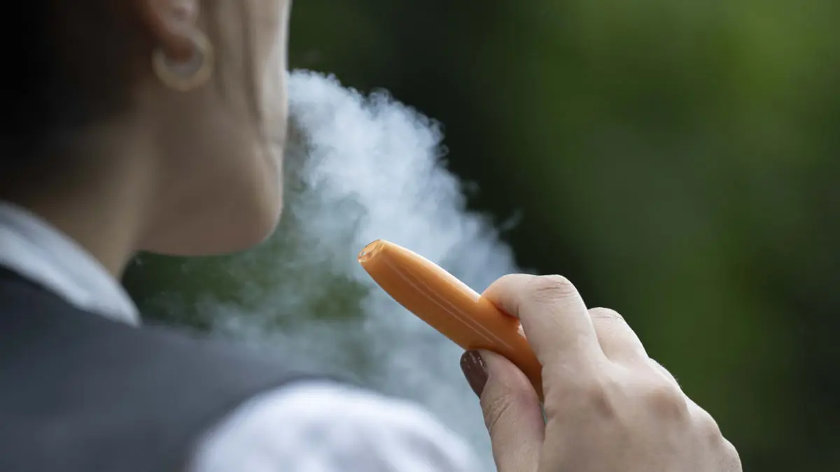أستراليا تحظر استيراد السجائر الإلكترونية من بداية 2024